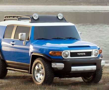 Front 3/4 shot of a 2007 Toyota FJ Cruiser
