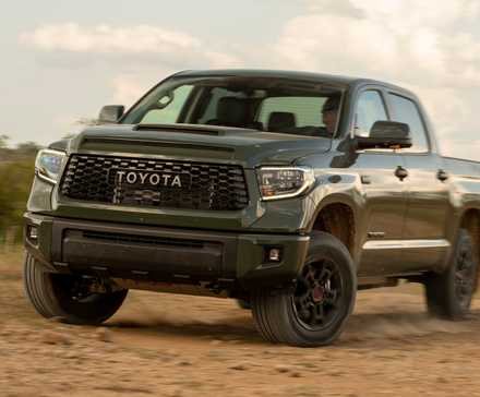 Toyota Tundra verde 2020 dirigindo offroad