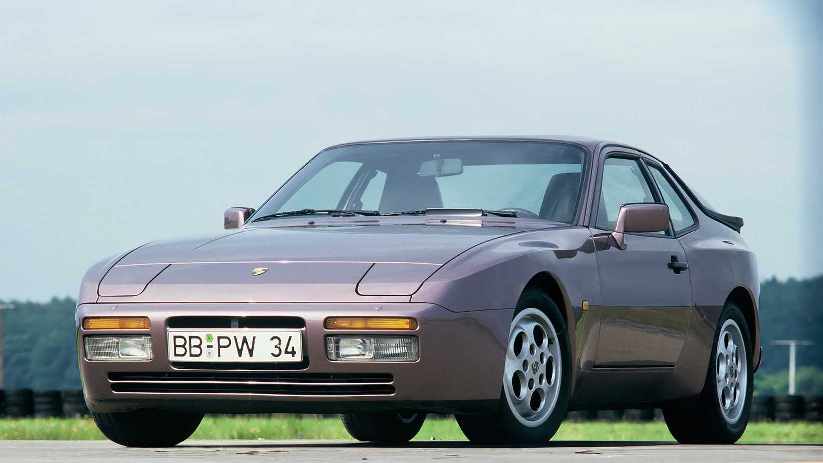 Cinza 1989 Porsche 944 Turbo estacionado na pista