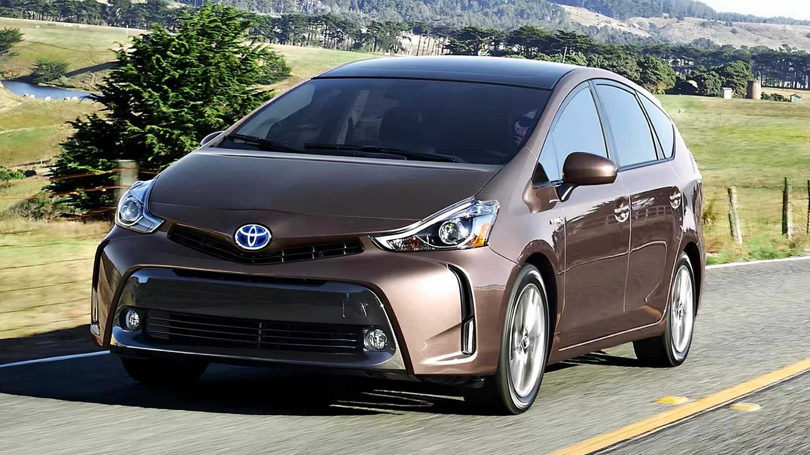 2015 Toyota Prius in bronze Posing on country road front 3/4