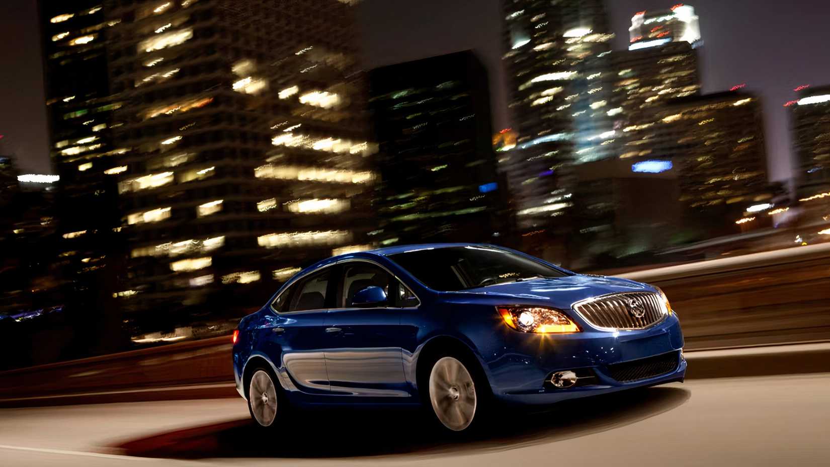 2013 Buick Verano Em azul Dirigindo pela cidade à noite