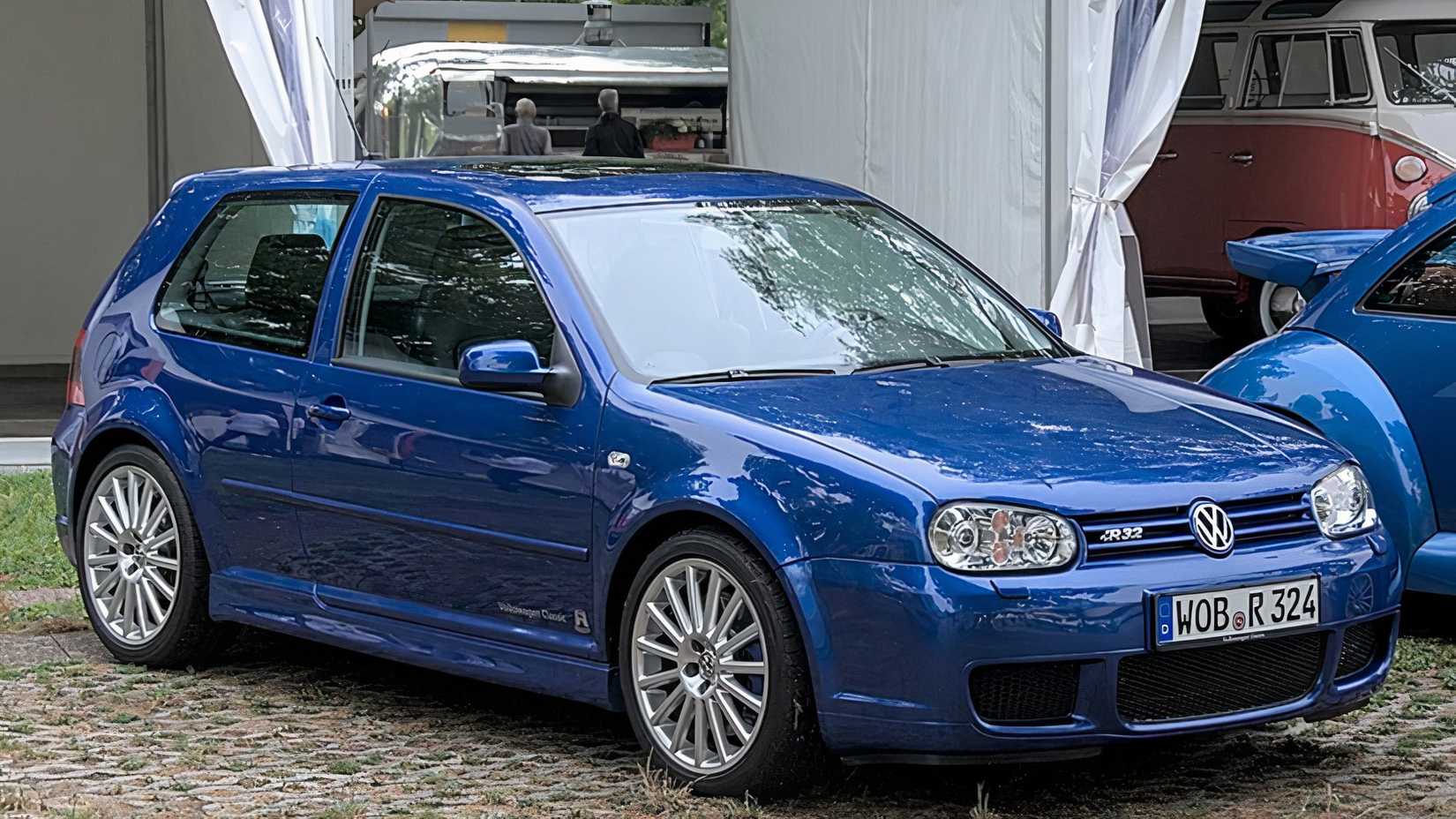 3/4 side view of 2022 Volkswagen Golf R32