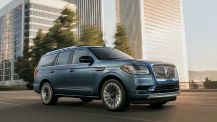 2019 Lincoln Navigator in blue driving through city