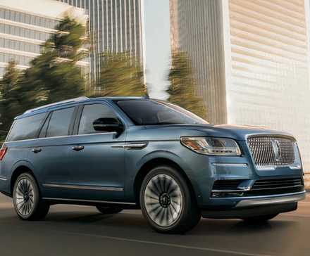 2019 Lincoln Navigator em azul dirigindo pela cidade