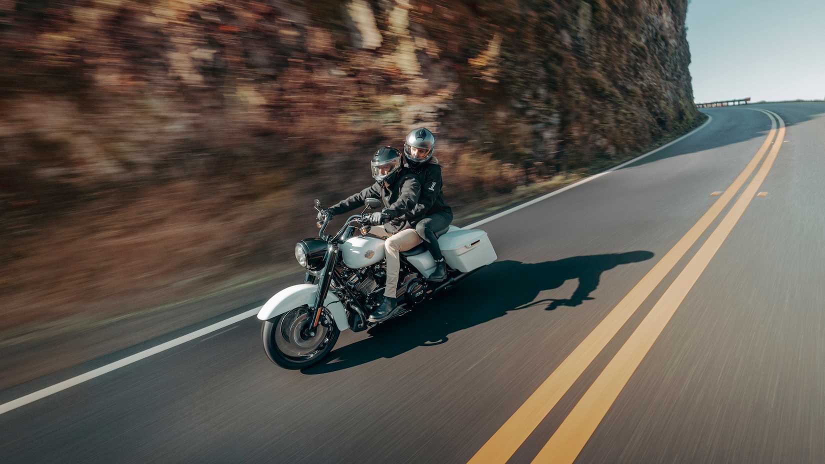 2024 Harley-Davidson Road King especial andando pela rodovia