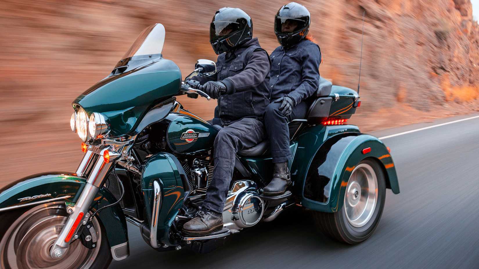Piloto e passageiro em uma Harley-Davidson Tri Glide Ultra 2024