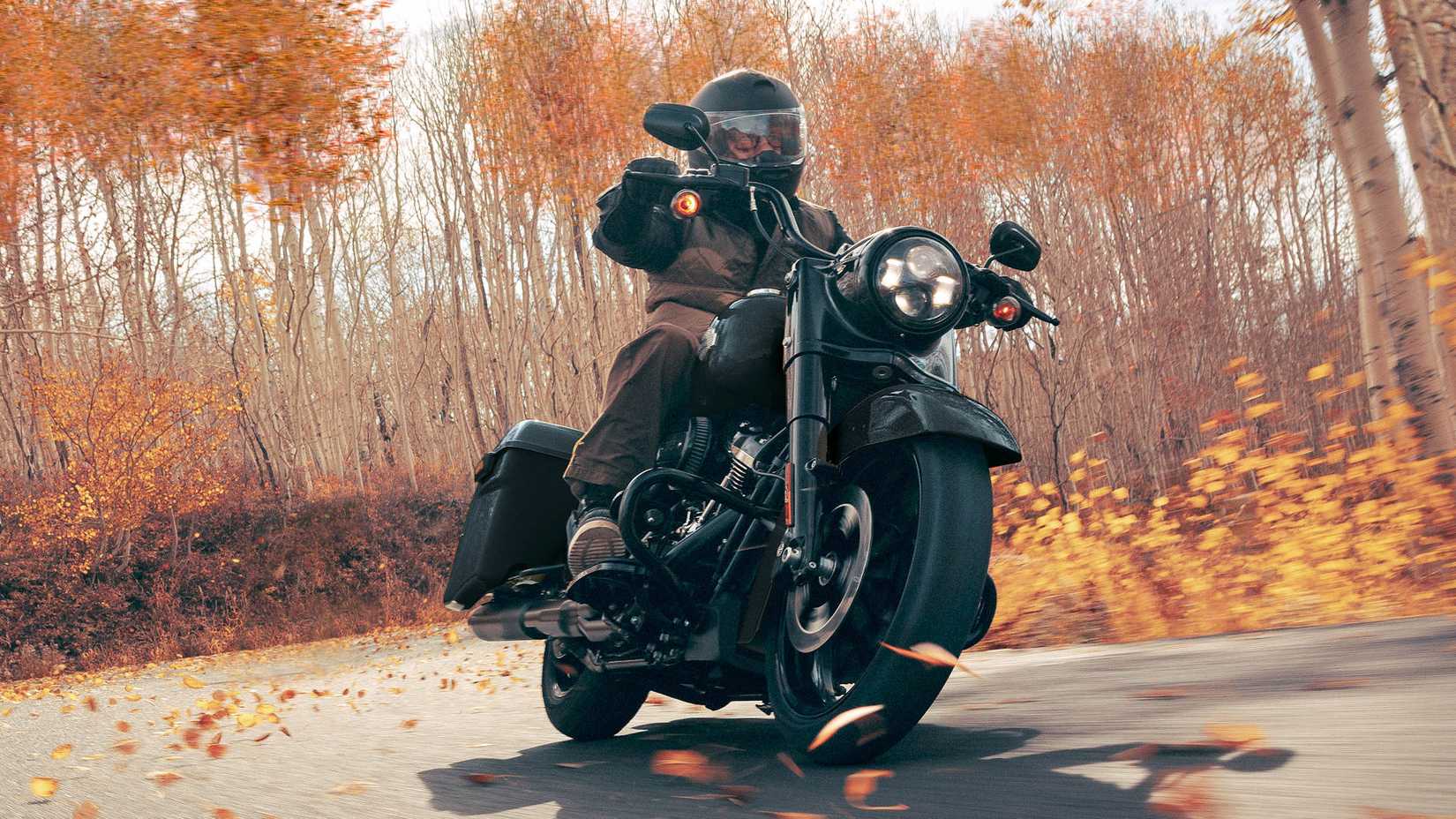 Piloto saindo de uma curva em uma Harley-Davidson Road King Special 2025