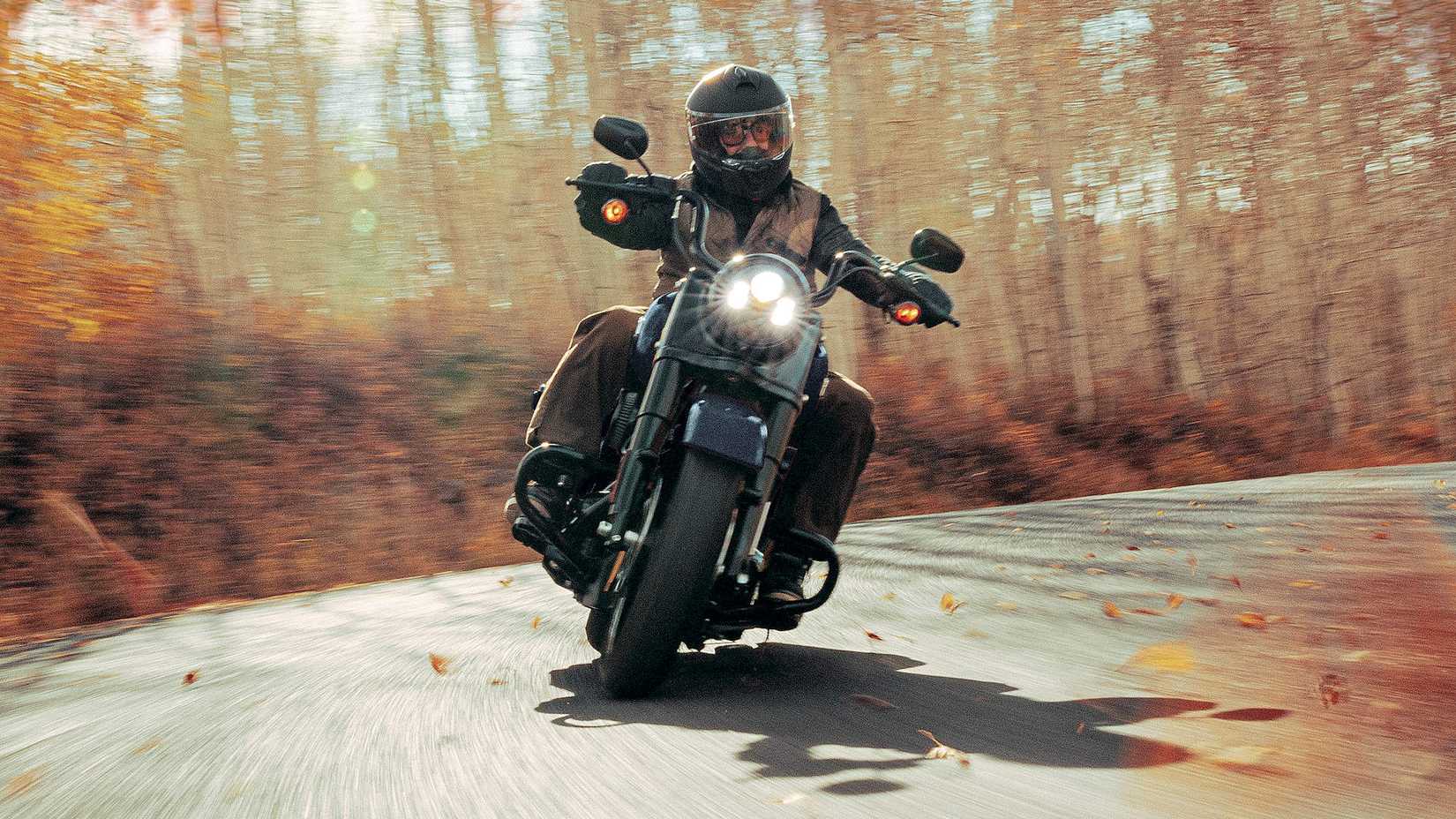 Piloto saindo de uma curva em uma Harley-Davidson Road King Special 2024