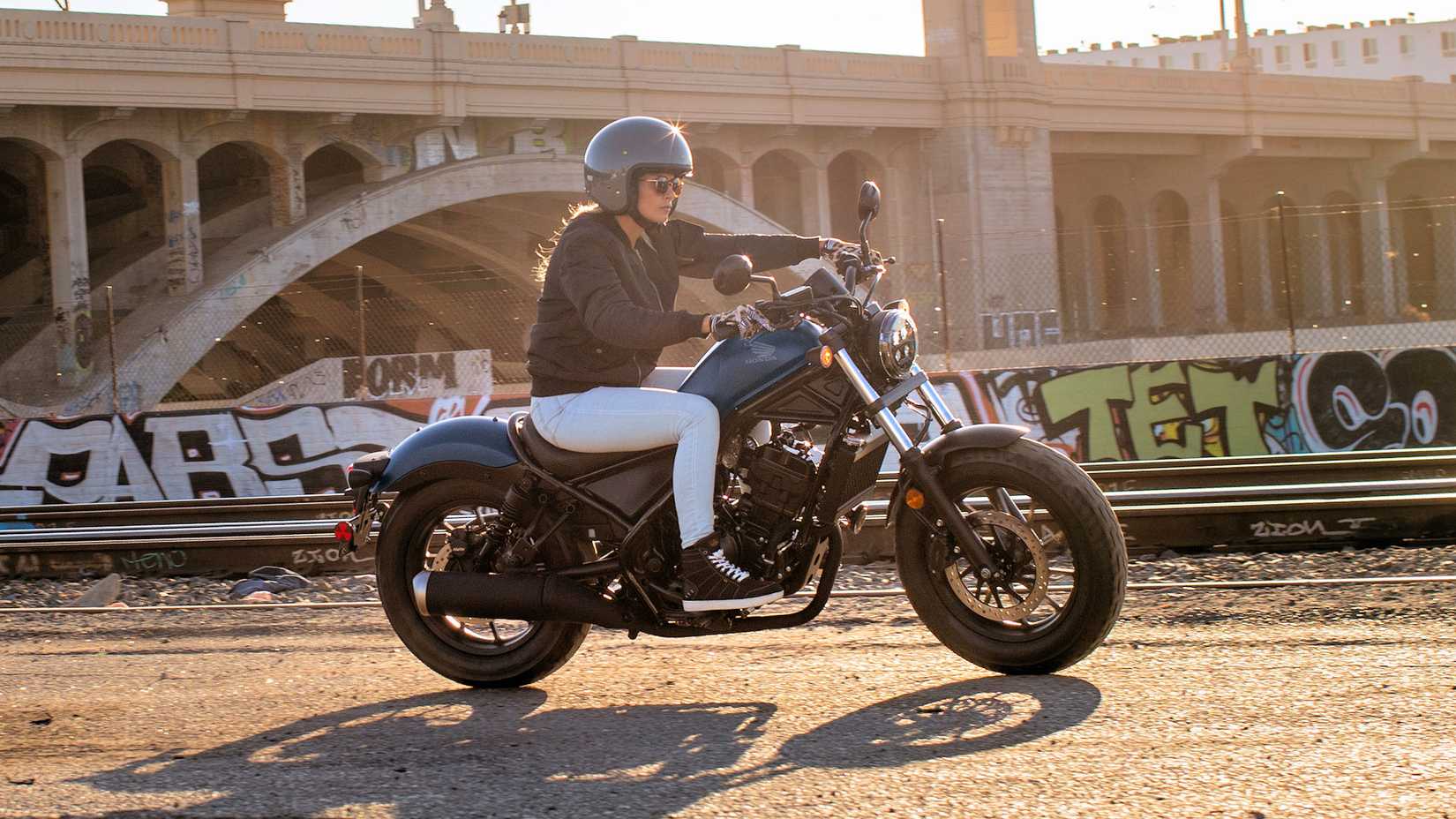 Piloto em uma Honda Rebel 500 2020