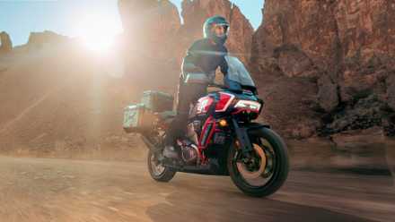 Piloto em uma Harley-Davidson CVO Pan America 2024