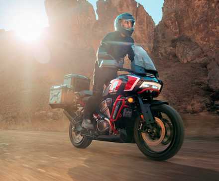 Piloto em uma Harley-Davidson CVO Pan America 2024