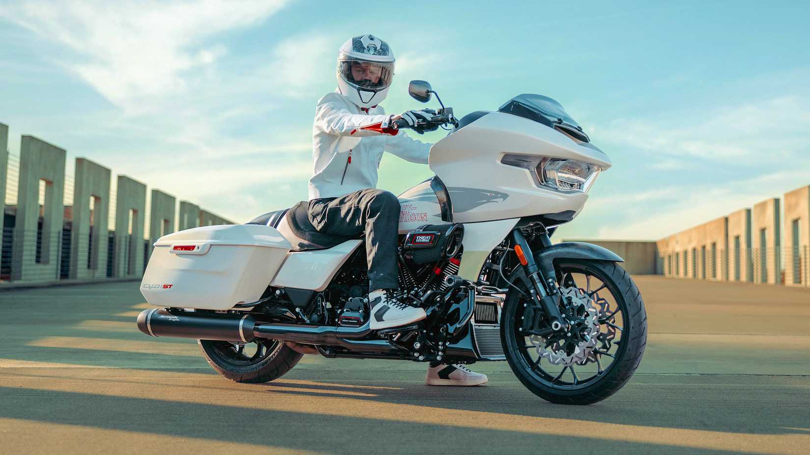 Piloto sentado em uma Harley-Davidson CVO Road Glide ST 2024