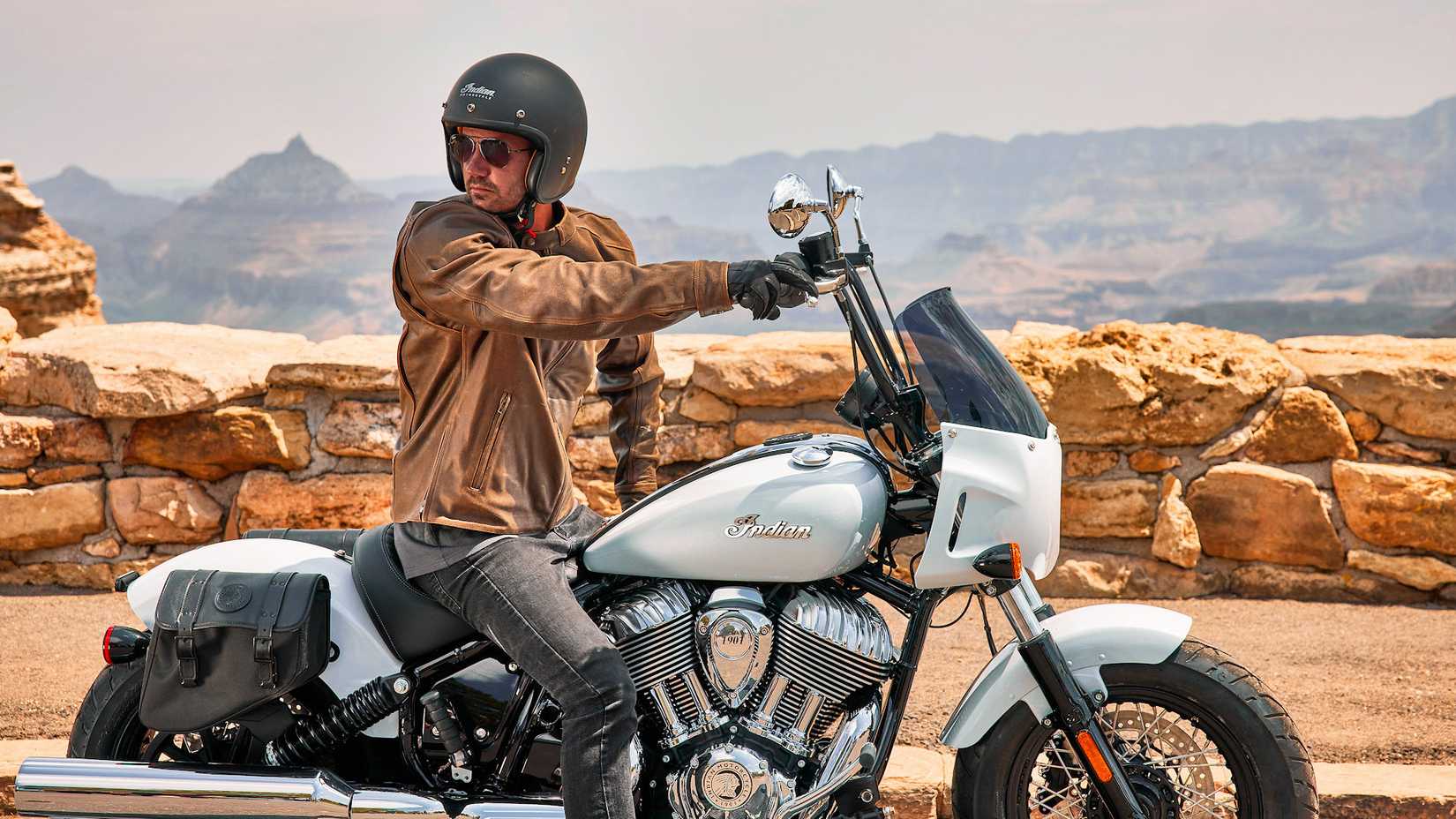 Piloto sentado em um detalhe de close-up do 2024 Indian Super Chief Limited com acessórios
