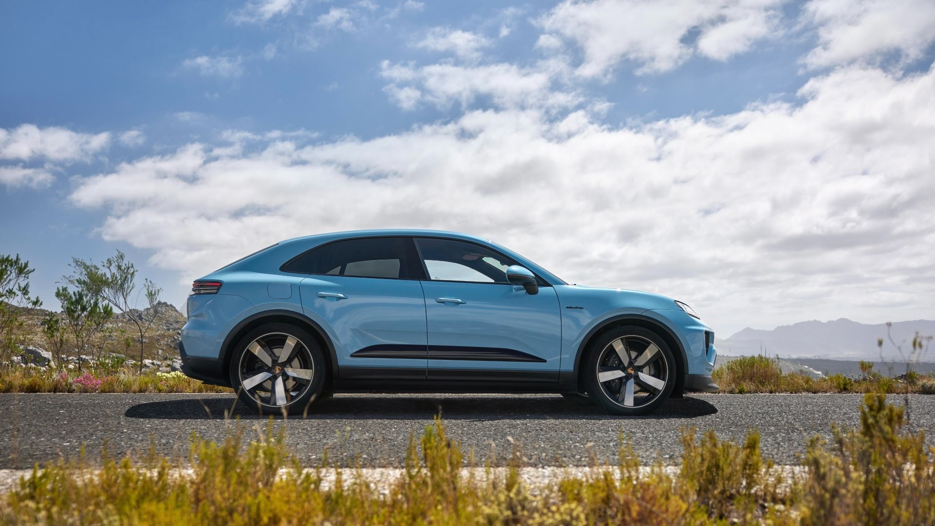 Foto lateral de um Porsche Macan Electric azul