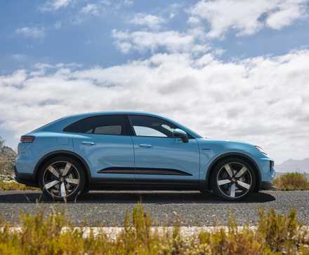 Foto lateral de um Porsche Macan Electric azul