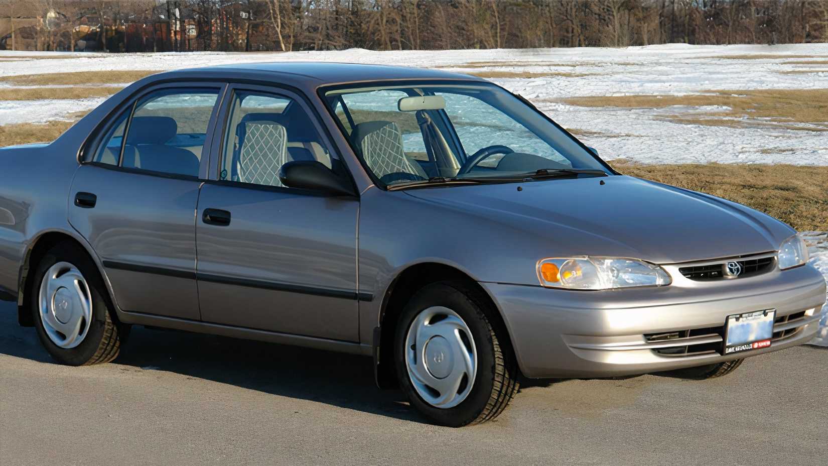 Tan 1998 Toyota Corolla estacionado