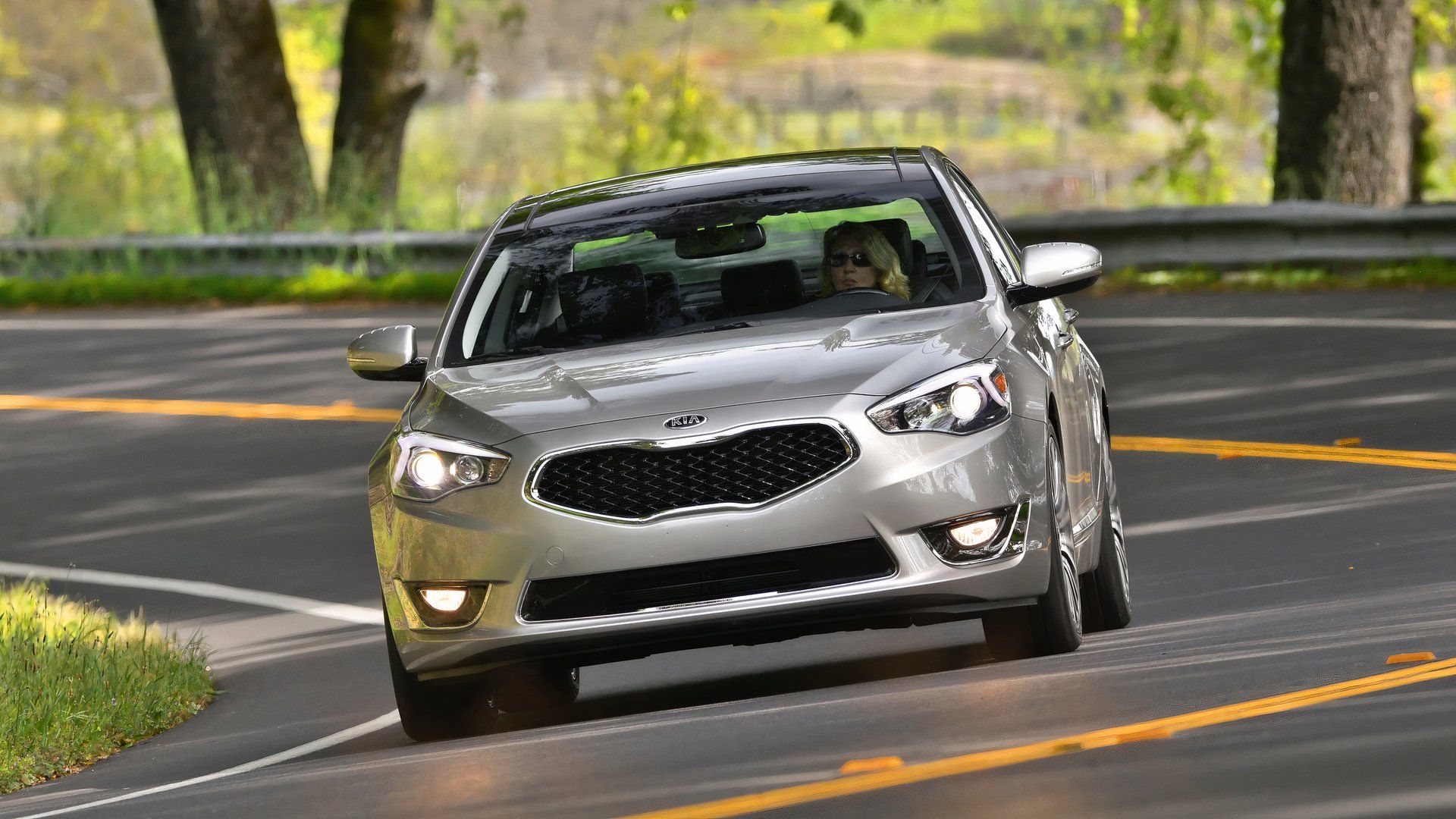 2014 Kia Cadenza front exterior action shot