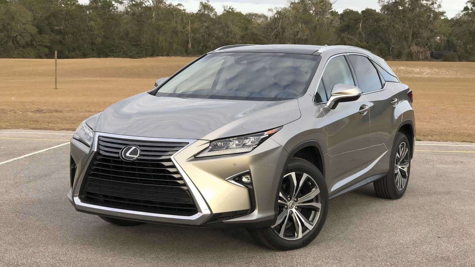 Tiro frontal do Lexus RX350 2019 estacionado no lote
