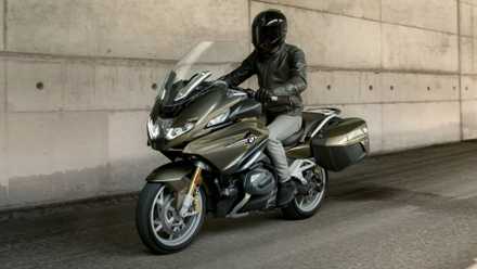 Vista frontal do terceiro trimestre da BMW R 1250 RT Riding In City