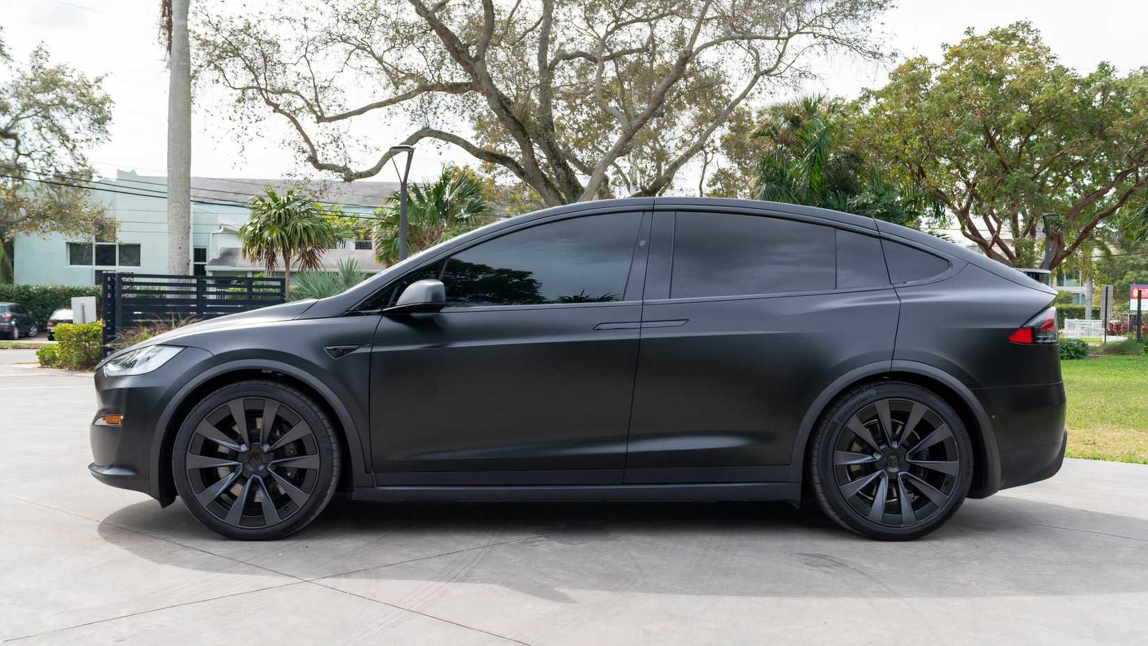 Side profile of the 2022 Tesla Model X Plaid 