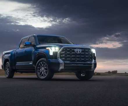 vista frontal da tundra toyota