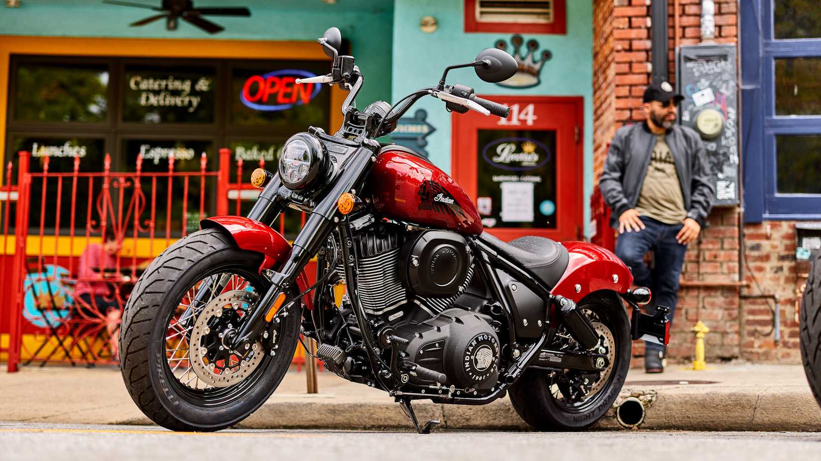Indian Chief Bobber em vista frontal vermelha do terceiro quarto