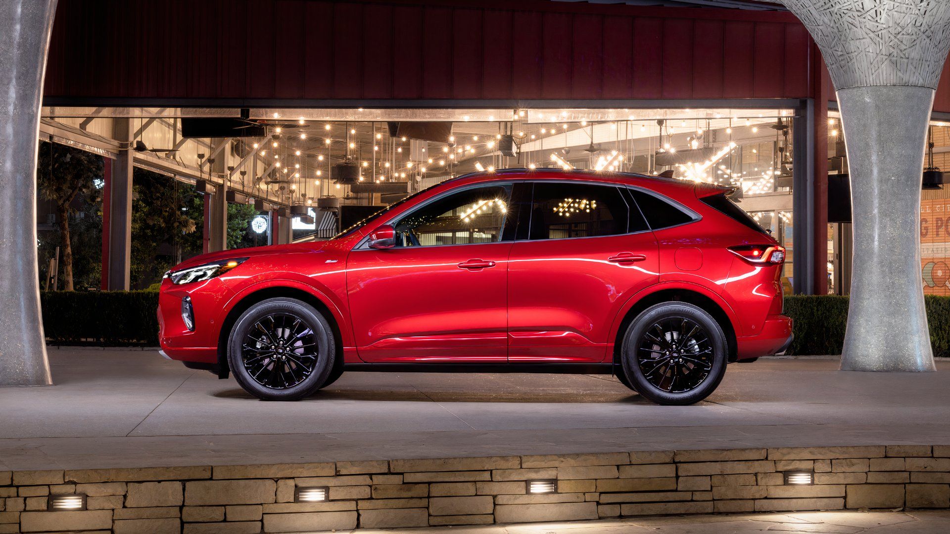 Foto de perfil lateral de um Ford Escape ST-Line 2023 vermelho elite 
