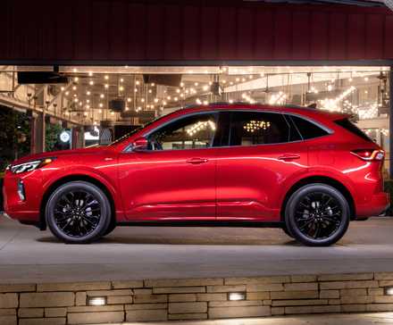 Foto de perfil lateral de um Ford Escape ST-Line 2023 vermelho elite