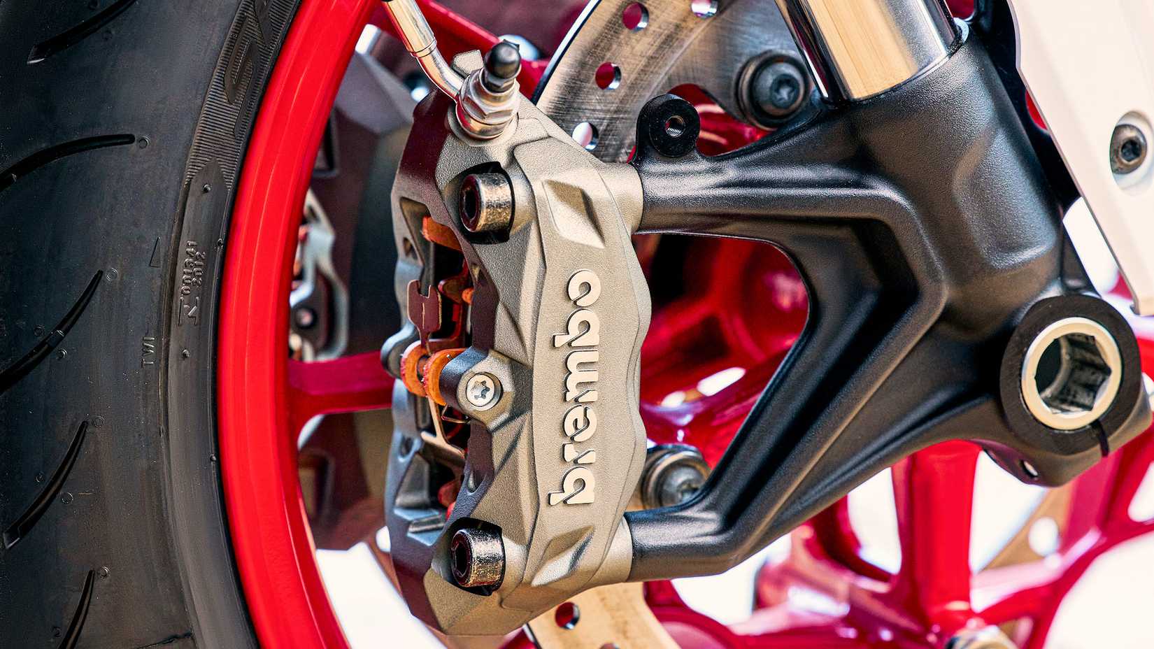 Detalhe do freio dianteiro Indian FTR Sport 2023