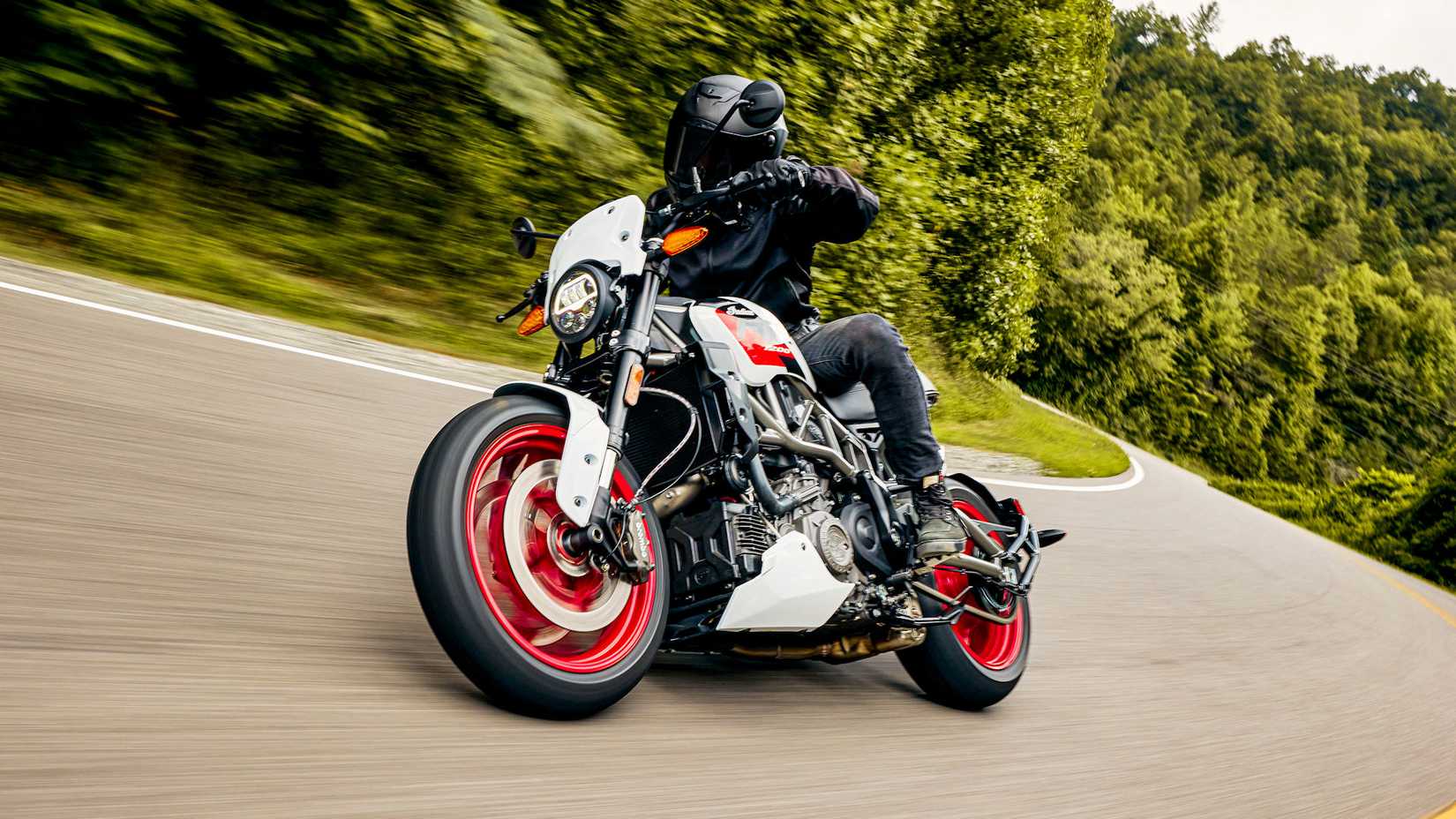 2023 Indian FTR Sport inclinando-se para uma curva
