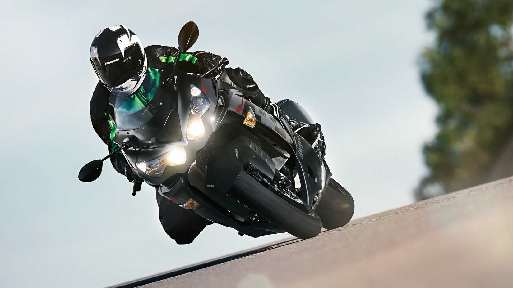 2023 Kawasaki Ninja ZX-14R curvando nas Twisties
