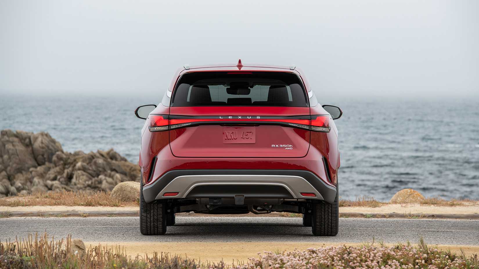 Um Lexus RX Hybrid 350h vermelho 2023 estacionado