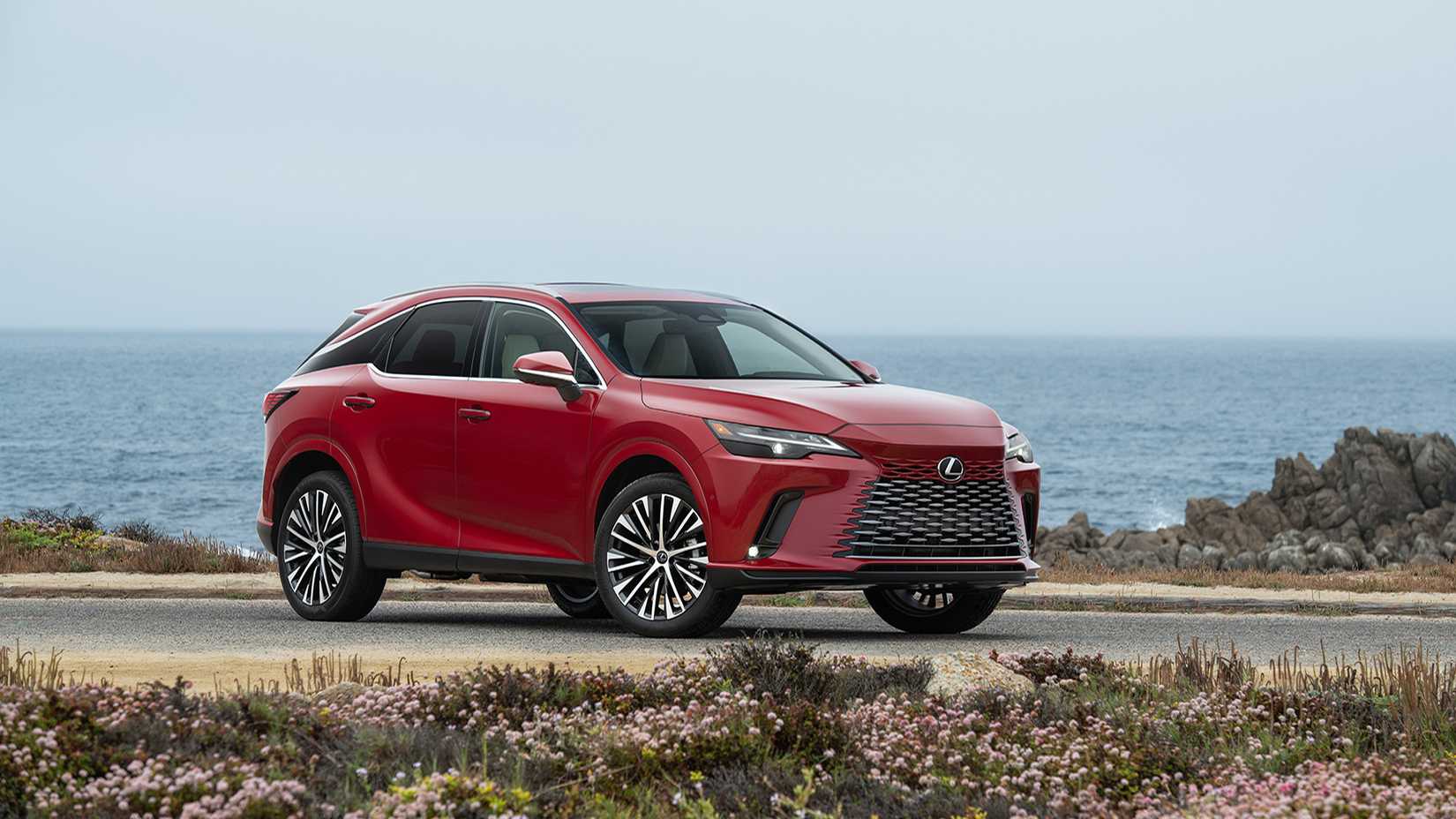 Um Lexus RX 350h vermelho 2023 estacionado de lado