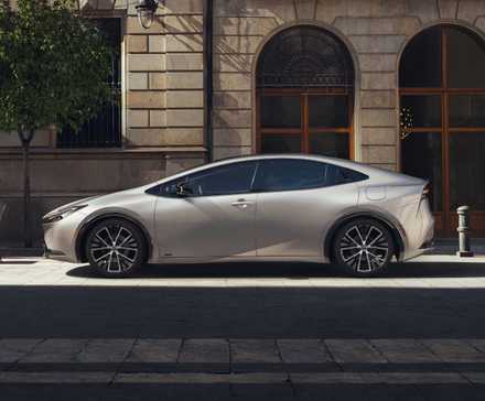 Foto lateral de um Toyota Prius 2023 prateado estacionado