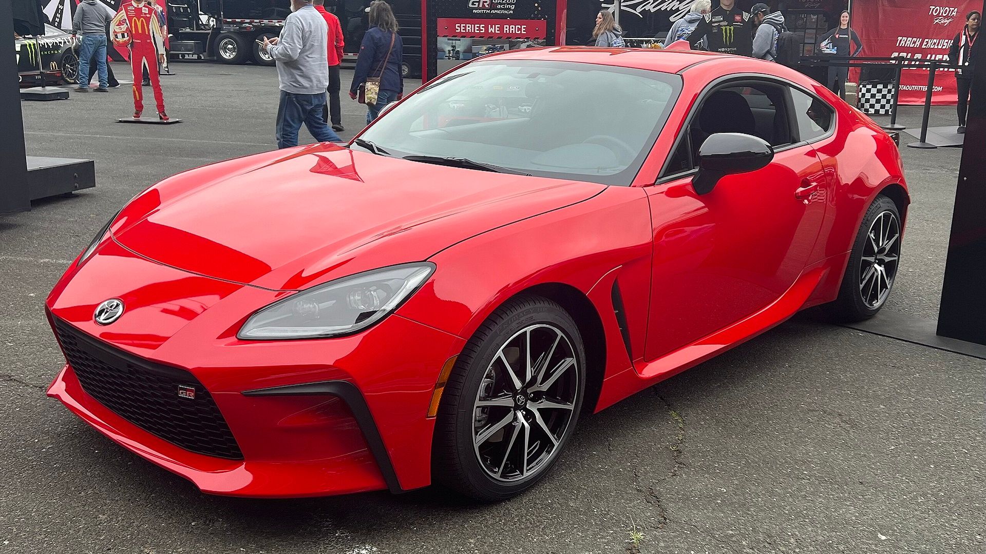 No Toyota GR86 2023 em uma exposição.