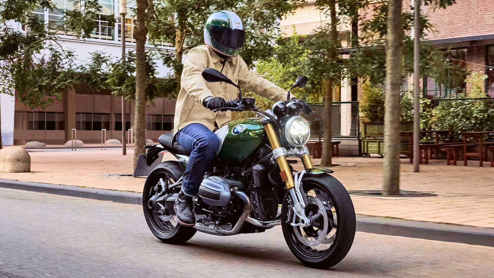 2024 BMW R 12 nineT cruzando a cidade