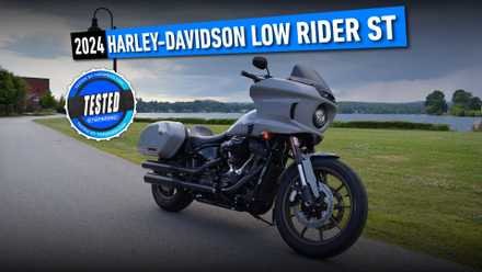 Uma Harley-Davidson Low Rider ST 2024 estacionada perto de um lago. O emblema TopSpeed Tested também está visível.