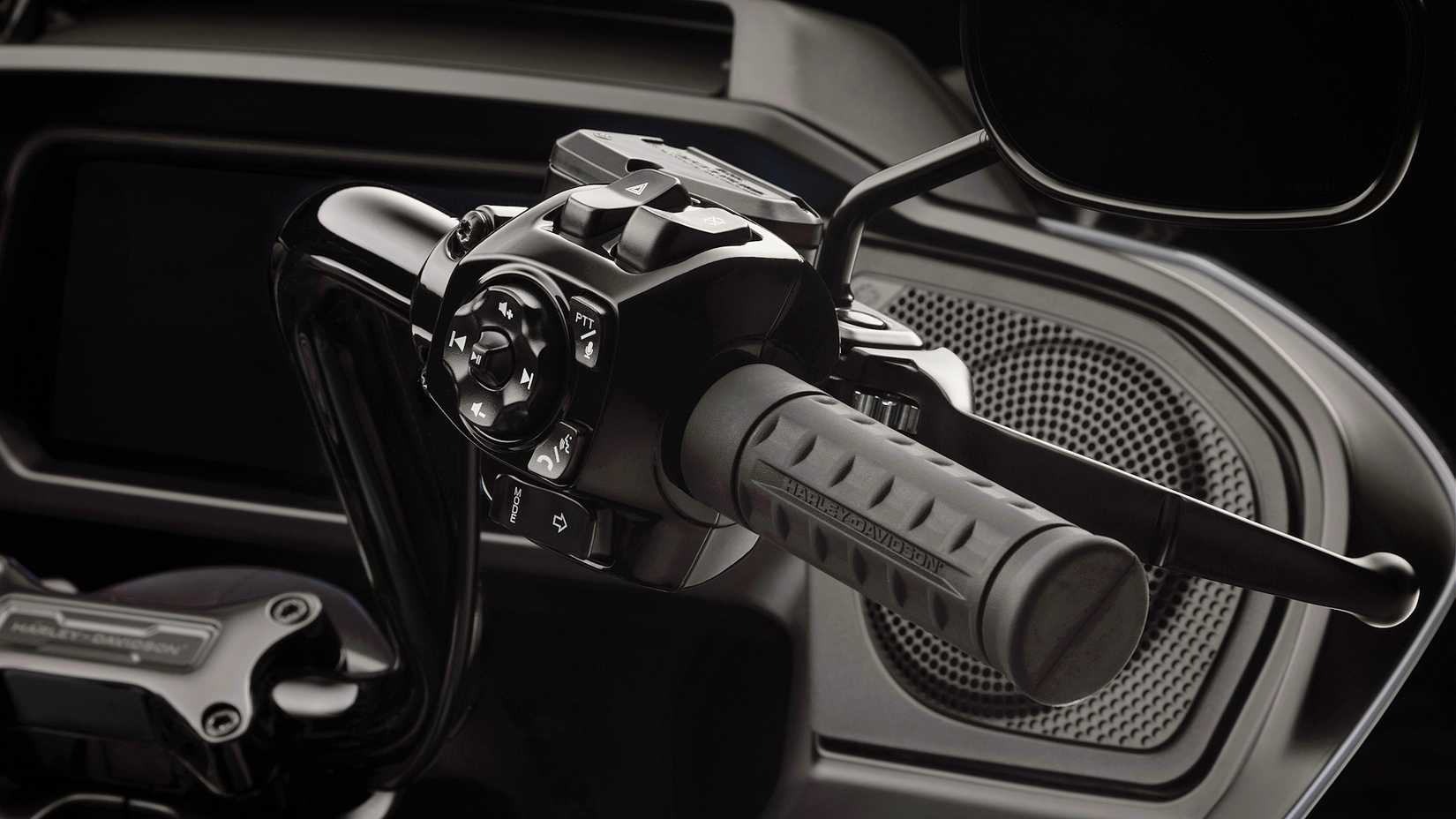 2024 Harley-Davidson Road Glide right grip close-up detail