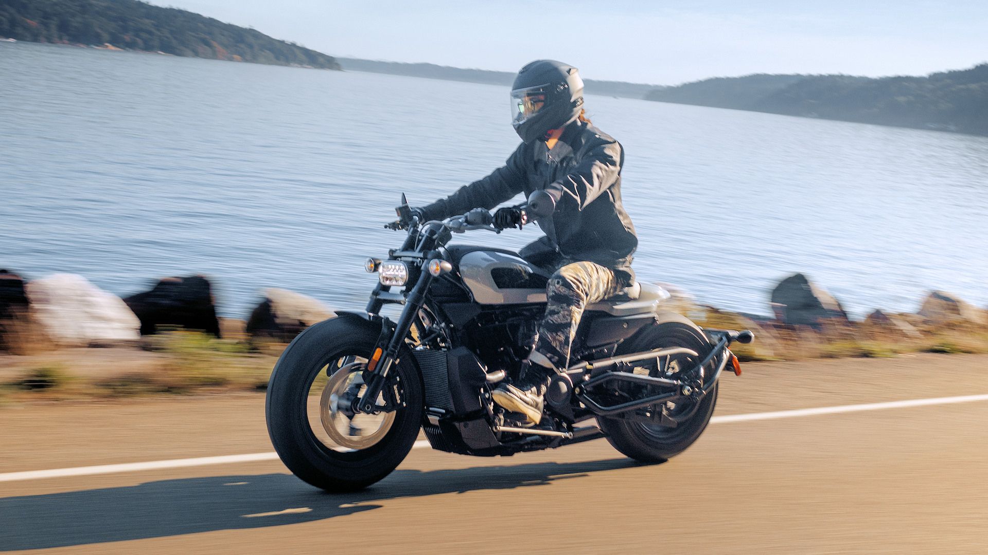 2024 Harley-Davidson Sportster S viajando na estrada