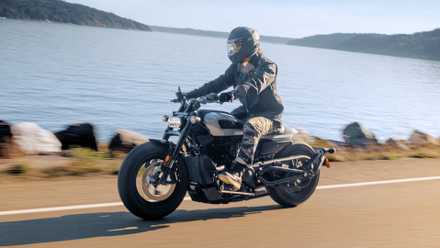 2024 Harley-Davidson Sportster S viajando na estrada