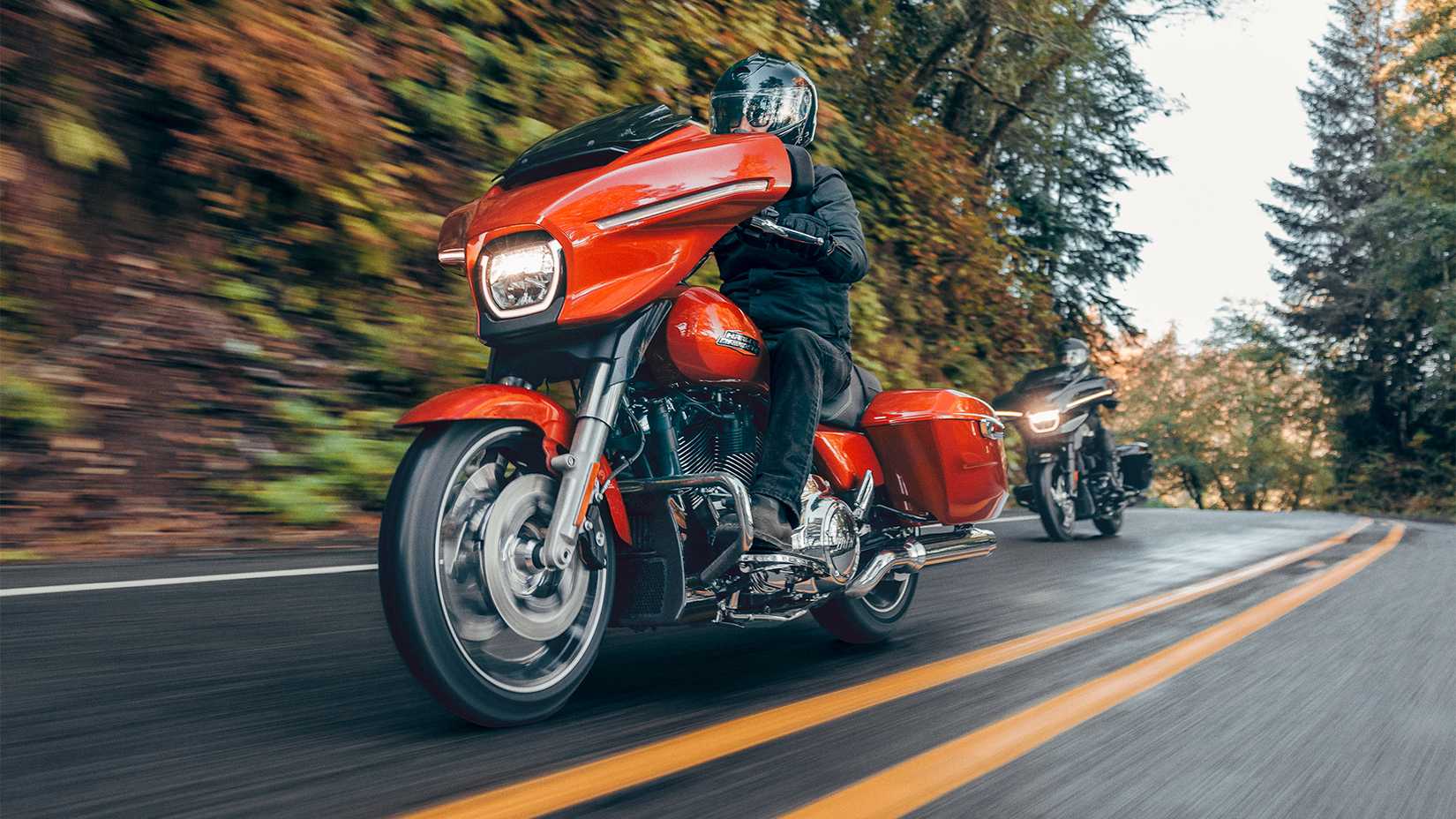 2024 Harley-Davidson Street Glide em laranja queimado