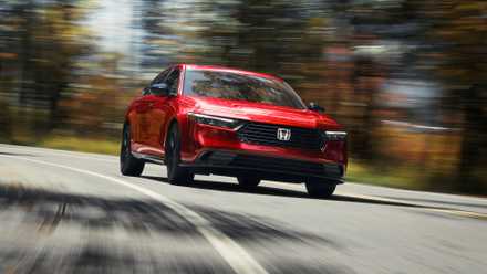 2024 Honda Accord Sport-L dirigindo pela floresta