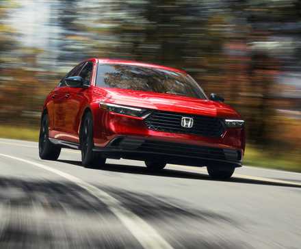 2024 Honda Accord Sport-L dirigindo pela floresta