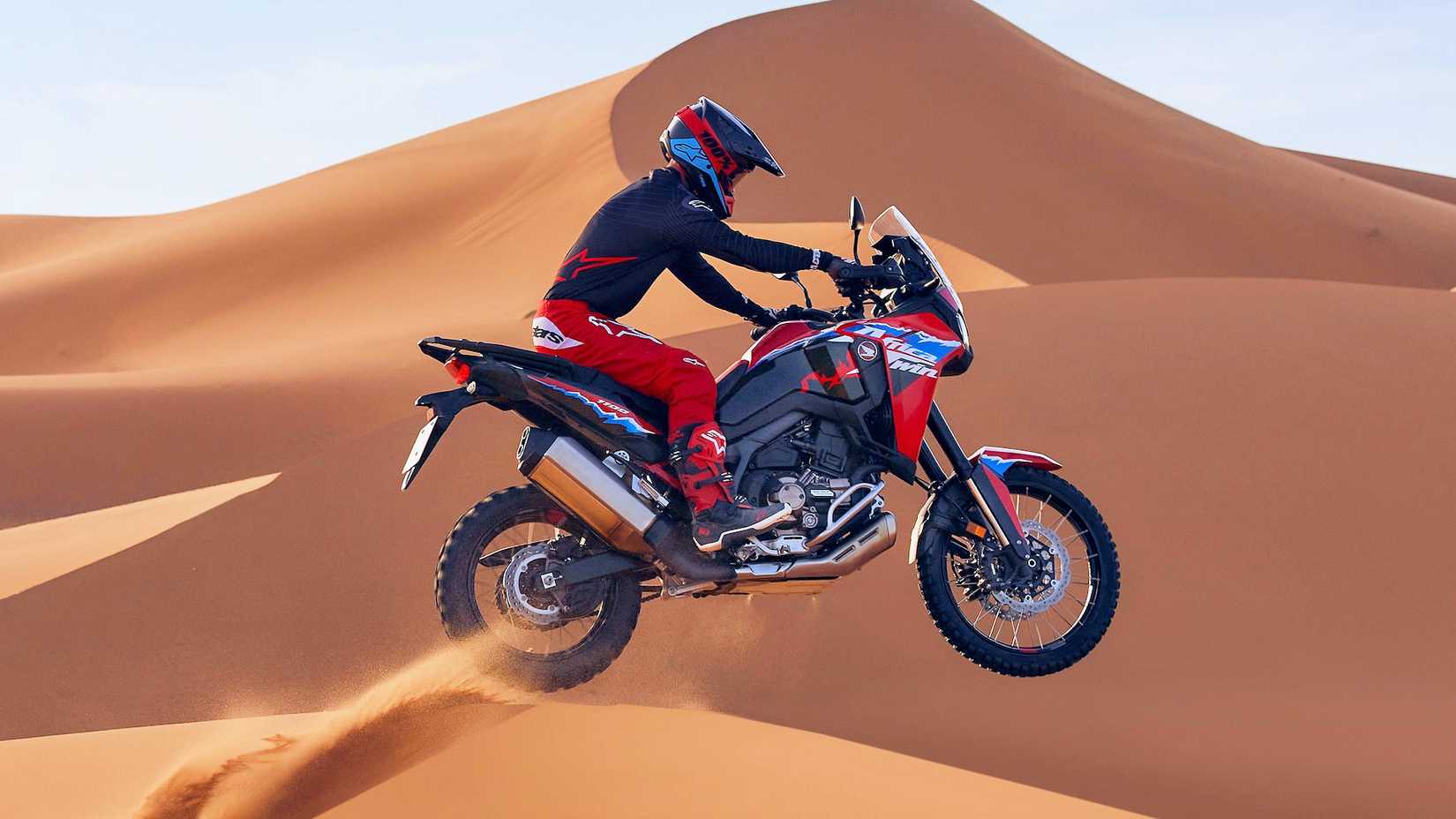2024 Honda Africa Twin CRF1100L cruzando dunas de areia