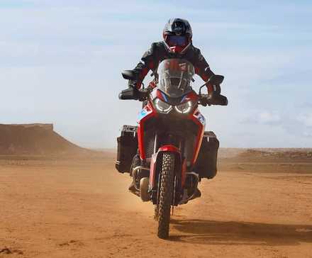 2024 Honda Africa Twin CRF1100L cruzando o deserto