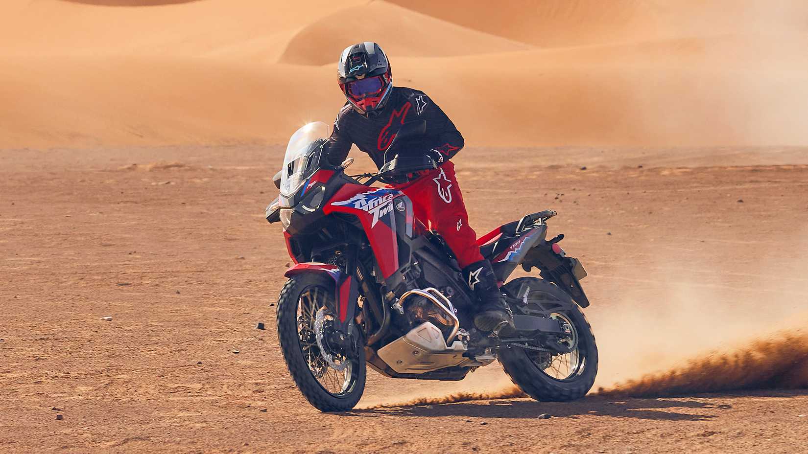 2024 Honda Africa Twin CRF1100L cruzando o deserto