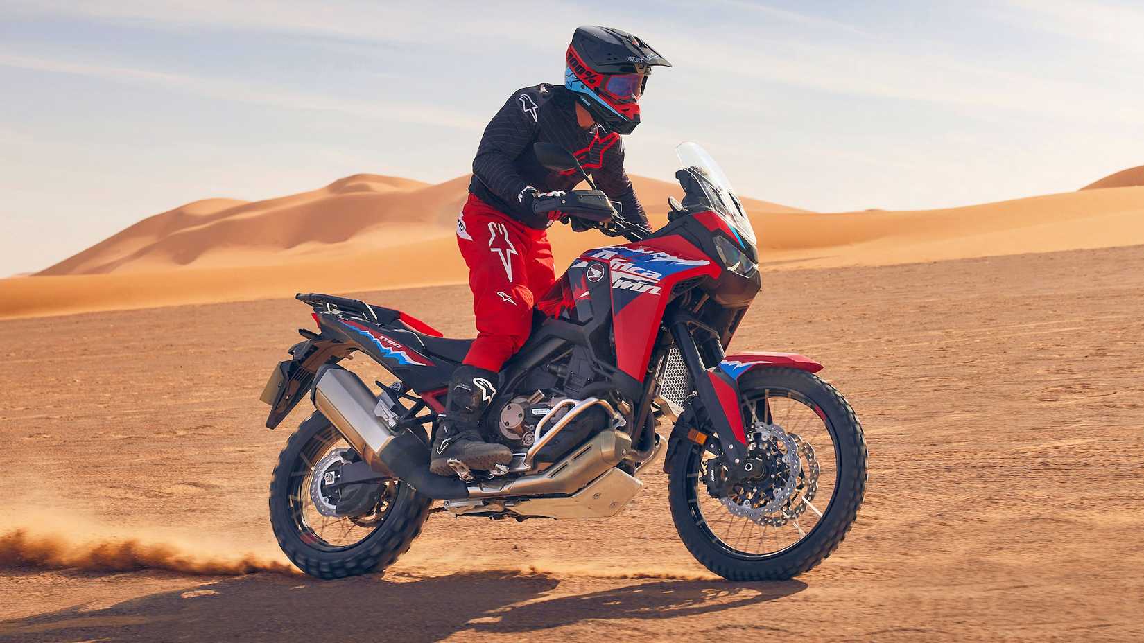 2024 Honda Africa Twin CRF1100L cruzando o deserto