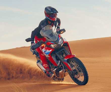 2024 Honda Africa Twin CRF1100L rasgando dunas de areia