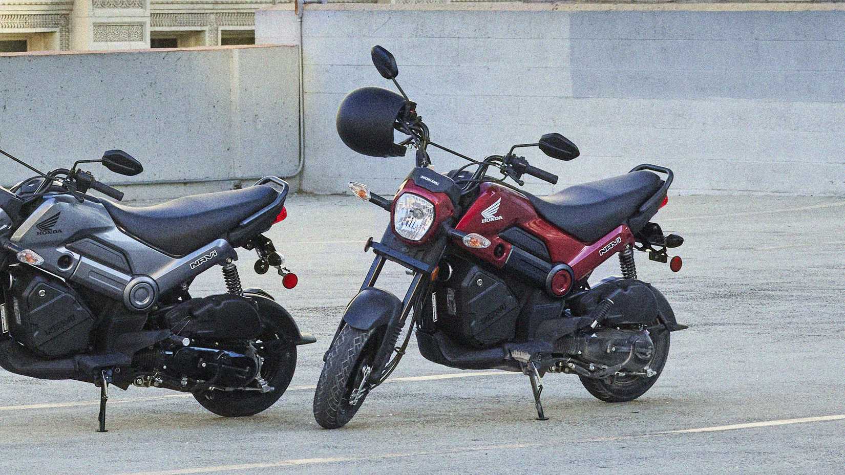Marrom 2024 Honda Navi estacionado em um estacionamento