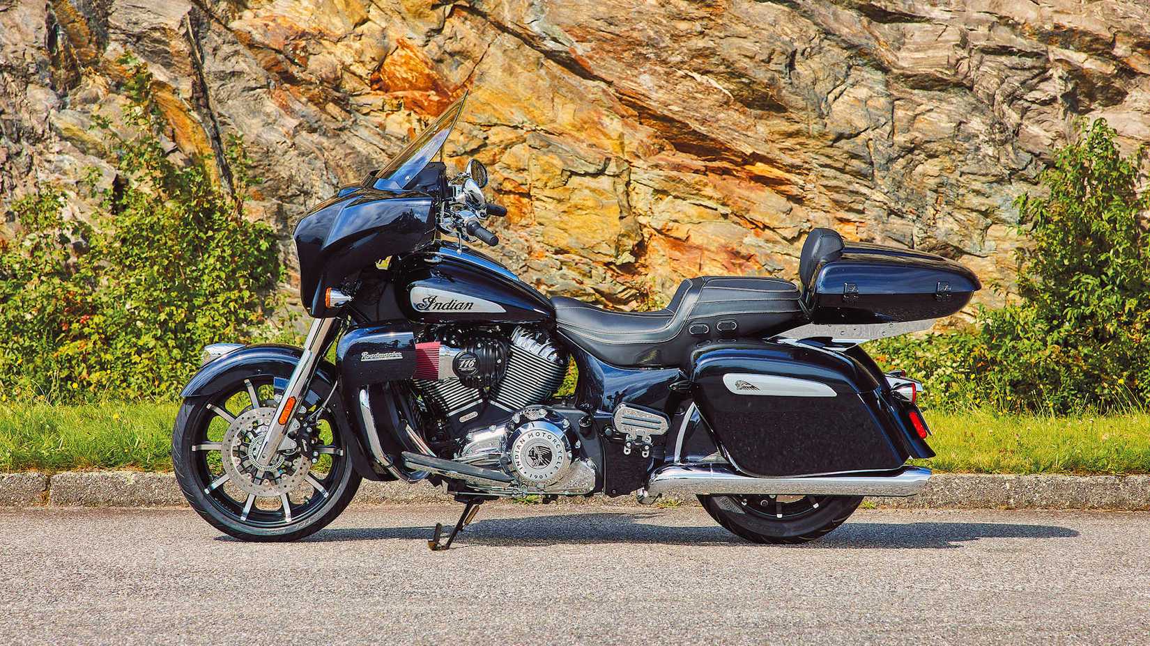 Foto de perfil estático 2024 Indian Roadmaster Limited com acessórios